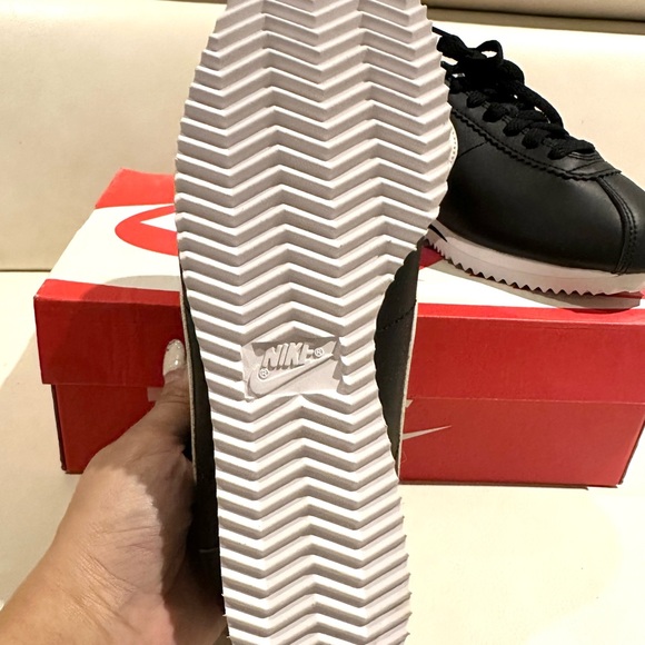 Nike Classic Cortez Black White Shoes - Picture 3 of 7
